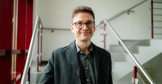 Prof. Dr. Kevin Dadaczynski lächelnd im Porträt