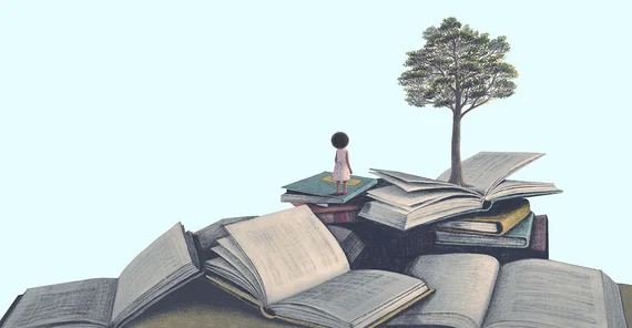 Ein Berg aus Büchern. Auf dem Gipfel steht ein Baum.