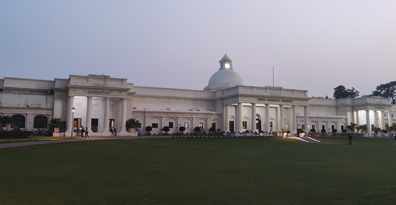 Das Hauptgebäude in abendlicher Stimmung.