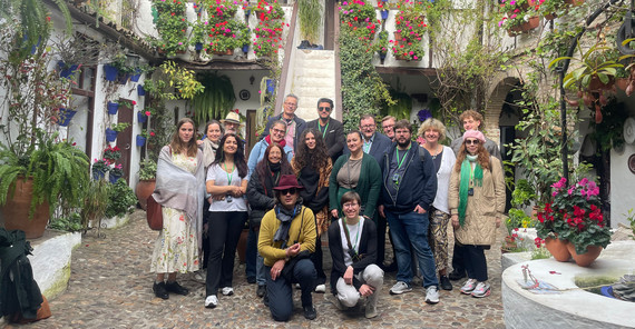 Blumengeschmückter Patio in Córdoba. Das Foto wurde von Lena Salewski aufgenommen.