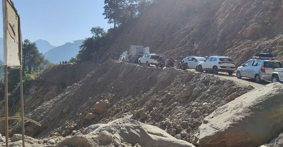 Stau an einer Fahrbahneinengung.