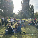 Studierende vom Buddyprogramm auf der Wiese beim Picknick
