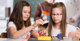 Physikunterricht „lebt“ von experimentellem Lernen. Foto: Fotolia/Christian Schwier.