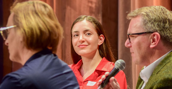 Miriam Jahnke vom Potsdamer Technologieunternehmen Sensit! GmbH während der Podiumsdiskussion im Nikolaisaal.