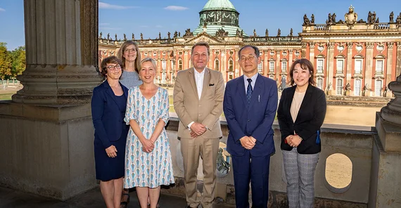 Wissenschaftsattachée Mihoko Ohashi, Botschafter Hidenao Yanagi, Uni-Präsident Prof. Oliver Günther, Ph.D., Bildungswissenschaftlerin Prof. Dr. Miriam Vock, die Referentin für Internationales, Marita Böhning und die Leiterin des International Office, Katharina Schmitt und (v.r.n.l.)