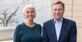 Die Direktorin des Jüdischen Museum Berlin (JMB) Hetty Berg und der Präsident der Universität Potsdam  Prof. Oliver Günther, Ph.D.