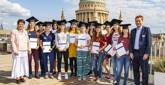 Franka Bierwagen, die Teilnehmerinnen der tasteMINT-Woche und Oliver Günther (v.l.n.r.) auf der Dachterrasse des Bildungsforums. Foto: Ernst Kaczynski. Franka Bierwagen, die Teilnehmerinnen der tasteMINT-Woche und Oliver Günther (v.l.n.r.) auf der Dachterrasse des Bildungsforums. Foto: Ernst Kaczynski.