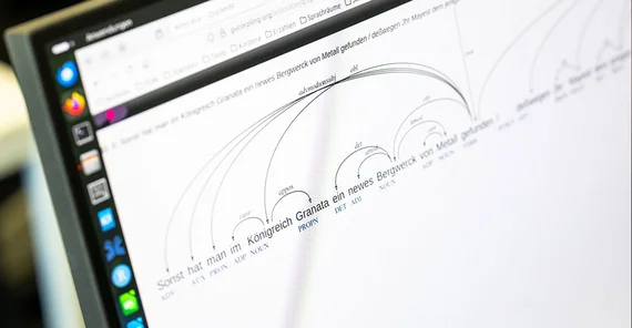 Darstellung auf einem Bildschirm: Digitalisierte Korpora. Ein Satz wird mit verschiedenen Pfeilen und Begrifflichkeiten der Sprachewissenschaften näher beschrieben und "zerlegt".