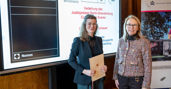 Die Präsidentin des Gemeinsamen Juristischen Prüfungsamtes der Länder Berlin und Brandenburg, Dr. Anja Teschner (r.), überreichte Dr. Lina Marie Schauer (l.) den Preis am 16. Dezember in Griebnitzsee.