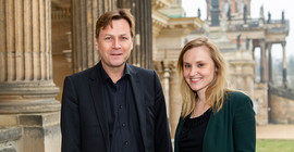 Uni-Präsident Prof. Oliver Günther, Ph.D., und die Gewinnerin des ersten GAIN Start-up Pitch Dr. Katharina Schultebraucks. Foto: Thomas Hölzel.