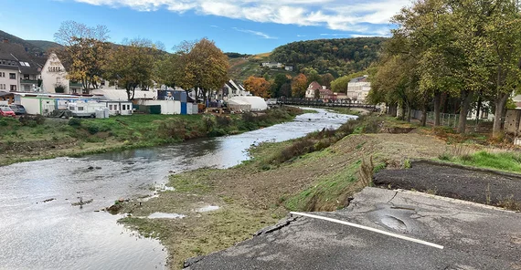 Blick über einen Fluss, der eine Überquerung weggerissen hat.