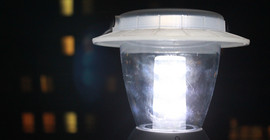 Helle LED-Lampe in der Nacht. Foto: Alina Grünky.