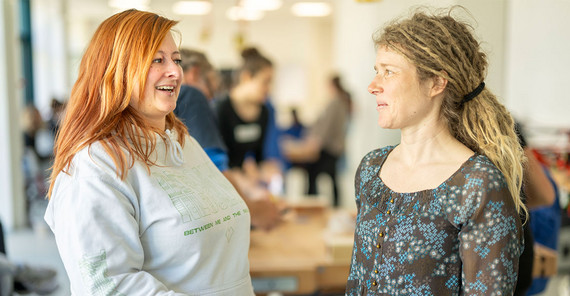 Dozentin Carolin Hammer (l.) mit Professorin Isabelle Penning im Gespräch