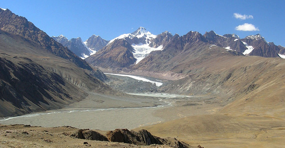 Ein mit Sediment bedeckter Gletscher im Nordwesthimalaya in einer Region, in der viel Sediment produziert und in den Flüssen abtransportiert wird.