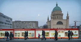 Die Ausstellung „Wissenschaft im Zentrum“ am Bauzaun entlang der Baustelle zwischen Bildungsforum und Landtag. Foto: Gerhard Westrich.