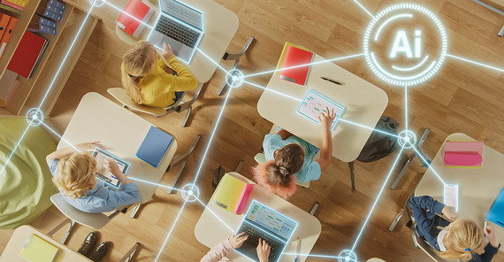 Blick von oben in einen Klassenraum, darübergelegt animierte Vernetzungen