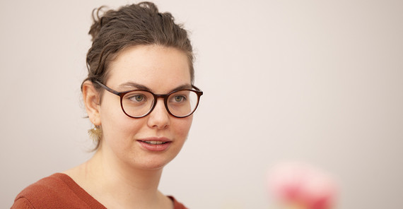 Eine junge Frau im Interview