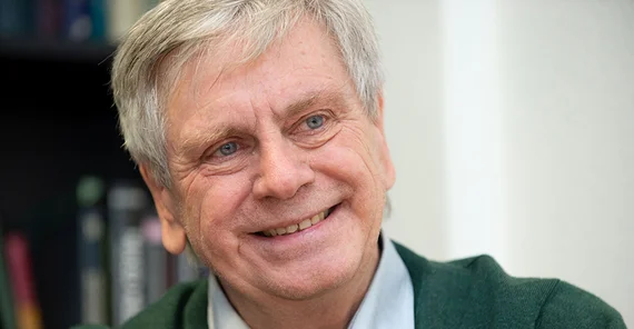 Prof. Reinhold Kliegl, Ph.D. vor einem Bücherregal.