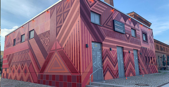 Tape-Art am Potsdamer Kesselhaus Tape-Art am Potsdamer Kesselhaus. Das Foto ist von Antje Horn-Conrad.