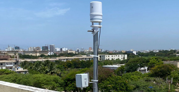 Eine automatische Wetterstation auf dem Dach eines Gebäudes der Universität Cheikh Anta Diop in Dakar.