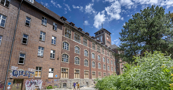 Blick auf ein großes altes Haus, das gerade saniert wird