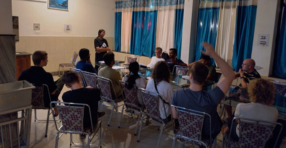 Diskussion über Tourismus, Pilgerreisen und Naturgefahren.