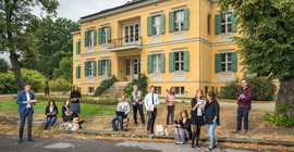 Das Team des Theodor-Fontane-Archivs vor der Villa.