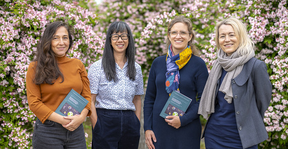 Vier Frauen mit einem gemeinsamen Buch