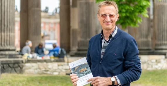 Prof. Dr. Wilfried Schubarth, Mit-Herausgeber des Bandes Alles auf Anfang! Befunde und Perspektiven zum Studieneingang“. Foto: Tobias Hopfgarten.