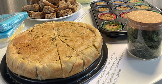 Algengebäck auf einem Stehtisch.