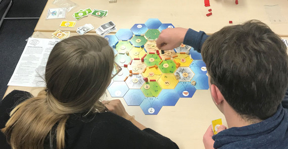 Spielend Mathematik lehren und lernen. Foto: Johanna Goral. Spielend Mathematik lehren und lernen. Foto: Johanna Goral.