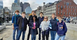 Das Potsdamer iGEM-Team vor der Skyline von Boston. Foto: Dominic Hamann.