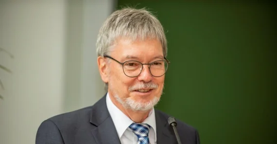 Das Bild zeigt Prof. Dr. Robert Seckler. Das Foto ist von Tobias Hopfgarten.