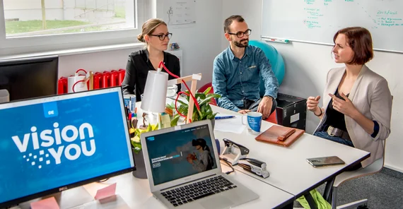Das Team des Start-ups visionYOU GmbH (v.l.n.r.): Madeleine Wolf, Paul Lorenz, Teresa Kreis. Foto: Karla Fritze.