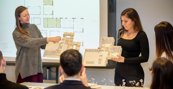 Studierende der Universität und der Fachhochschule Potsdam präsentieren ihre Modelle für eine künftige Universitätsschule. | Foto: Tobias Hopfgarten