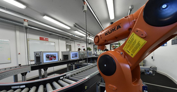 Das „Anwendungszentrum Industrie 4.0“: Simulationsplattform für neue Fabrikmodelle und zugleich Lernfabrik. Foto: Karla Fritze. Das „Anwendungszentrum Industrie 4.0“: Simulationsplattform für neue Fabrikmodelle und zugleich Lernfabrik. Foto: Karla Fritze.