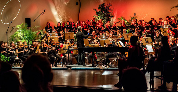 Chor und Orchester der Universität Potsdam musizieren im Nikolaisaal.