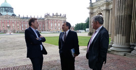 Der Botschafter der Republik Peru, Elmer Schialer (M), im Gespräch mit Präsident Prof. Oliver Günther, Ph.D. (l.) und dem Vizepräsidenten für Internationales, Prof. Dr. Florian Schweigert (r.). Foto: Claudia Scharioth.