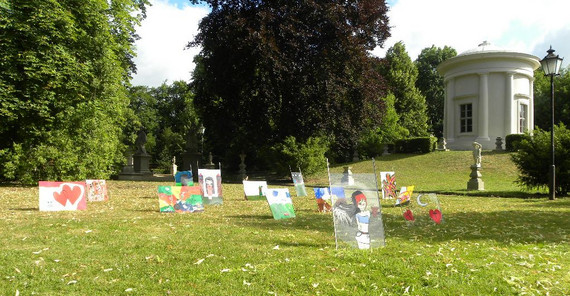 Die in d.art entstandenen Schülerkunstwerke im Tempelgarten in Neuruppin. Foto: Uschi Jung.