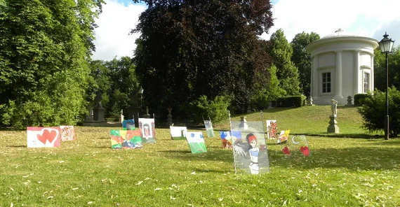 Die in d.art entstandenen Schülerkunstwerke im Tempelgarten in Neuruppin. Foto: Uschi Jung.