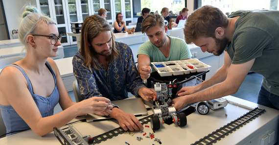 Praktikum in den Erd- und Umweltwissenschaften - mit Lego-Bausteinen. Foto: Karla Fritze.