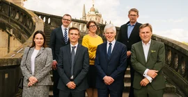Gruppe von Menschen auf einer Treppe