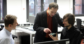 Im Joint Lab. Foto: IHP.