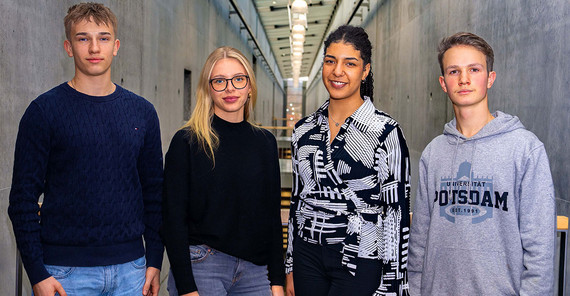 Vier Schülerinnen und Schüler im Gebäude der Uni Potsdam.