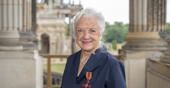Porträt einer Frau mit einer angesteckten Auszeichnung