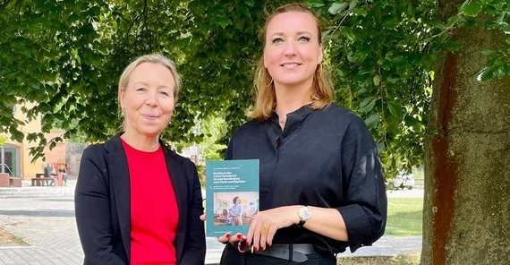 Die Autorinnen Prof. Dr. Miriam Vock und Dr. Anna Aleksandra Wojciechowicz halten ihr Buch in den Händen.
