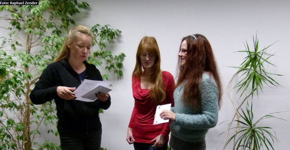 Übergabe der Preise an die Erstplatzierte (Christin Flehmke, rechts) und die Zweitplatzierte (Josephine Pötzsch, Mitte) durch Prof. Dr. Ulrike Lucke (links). (Foto: Raphael Zender) Übergabe der Preise an die Erstplatzierte (Christin Flehmke, rechts) und die Zweitplatzierte (Josephine Pötzsch, Mitte) durch Prof. Dr. Ulrike Lucke (links). (Foto: Raphael Zender)