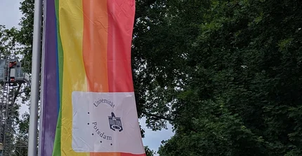 Regenbogenfahne auf dem Campus Griebnitzsee der Universität Potsdam