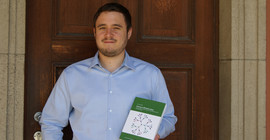 Dr. Dominik Vogel mit seinem Buch in der Hand. Foto: privat.