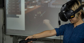 Mit VR-Brille ins virtuelle Klassenzimmer. Ein Lehrprojekt in der Lehrerbildung. | Foto: Tobias Hopfgarten